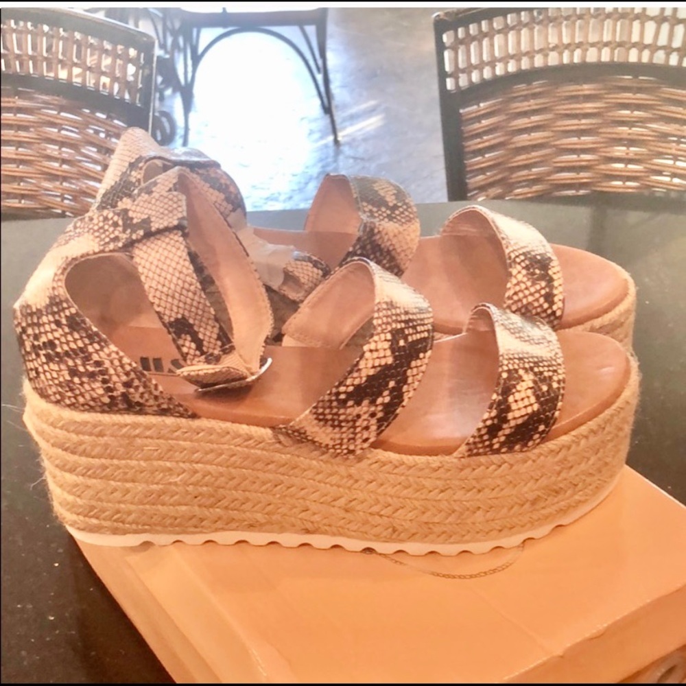 Snake print woven espadrille sandals - Picture 4 of 5